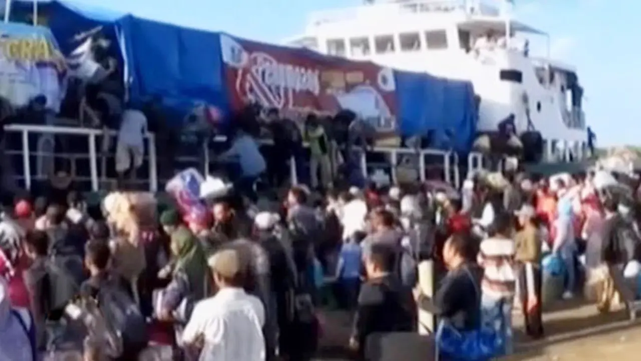 Ribuan Pemudik Berebut Naik Kapal Gratis di Madura