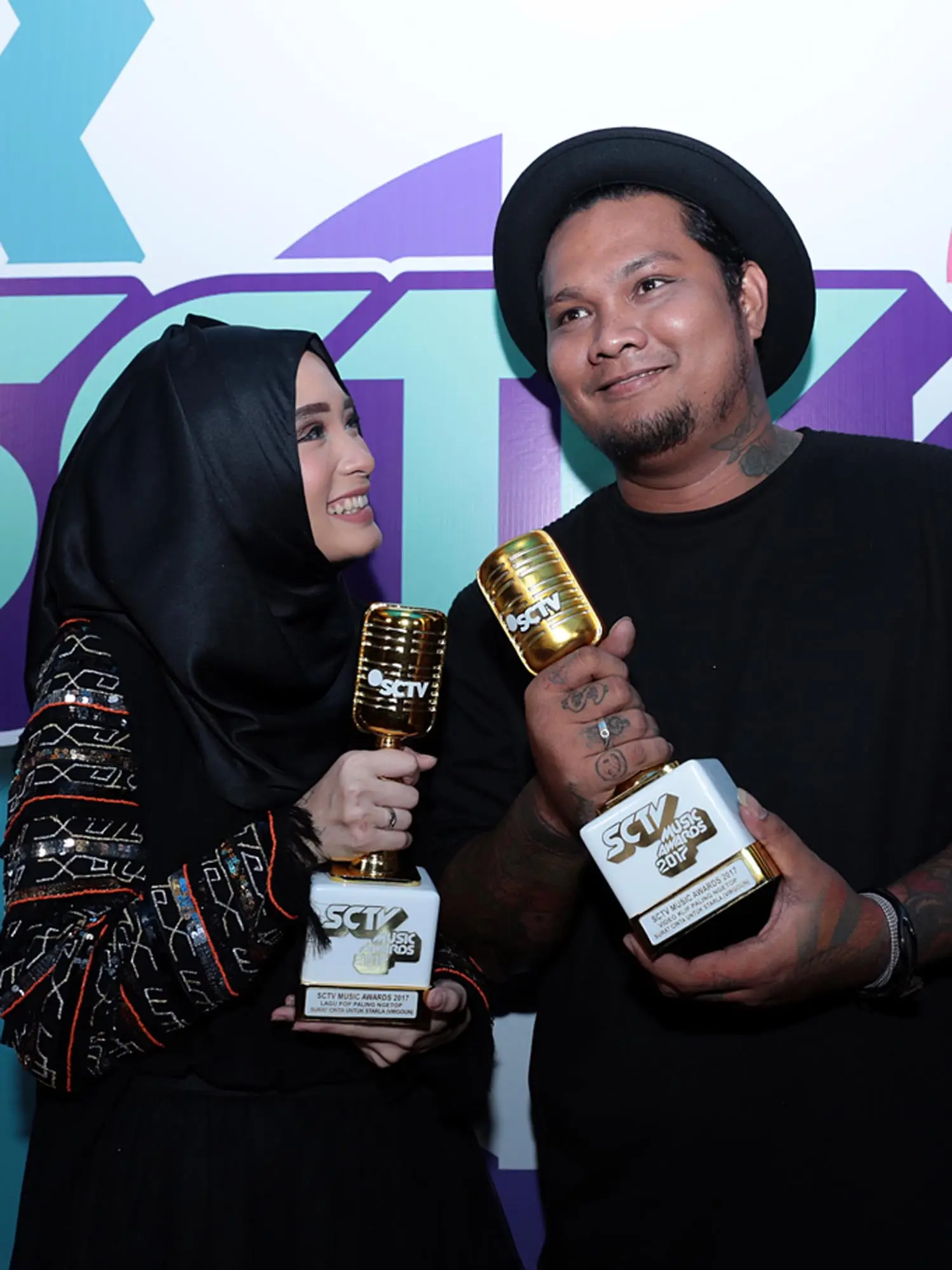 Virgoun dan Ina Idola di SCTV Music Awards 2017 (Deki Prayoga/Bintang.com)