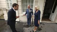 Raja Charles III dan Permaisuri Camilla dari Inggris saat menerima kunjungan Presiden Prancis Emmanuel Macron pada 18 Juni 2020. (Dok. AP/Jonathan Brady/Pool via AP, File)