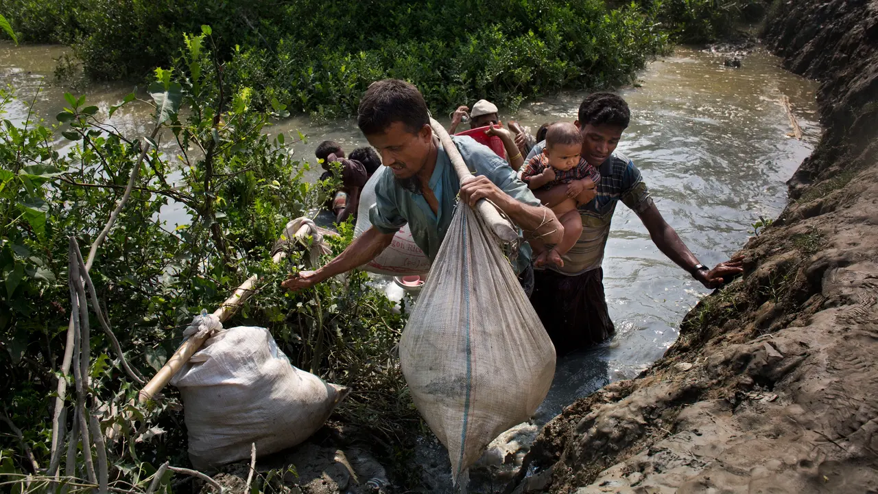 Memilukan, Begini Perjuangan Warga Rohingya Menyelamatkan Diri ke Bangladesh