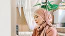 Di momen lebaran, Dara Arafah terlihat anggun mengenakan gamis berwarna coklat dan kerudung pashmina warna beige. (Instagram/daraarafah).