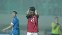 Pemain timnas Indonesia U-23, Septian David Maulana gagal mecetak gol ke gawang Uzbekistan pada laga PSSI Anniversary Cup 2018 di Stadion Pakansari, Bogor, (03/5/2018).  (Bola.com/Nick Hanoatubun)