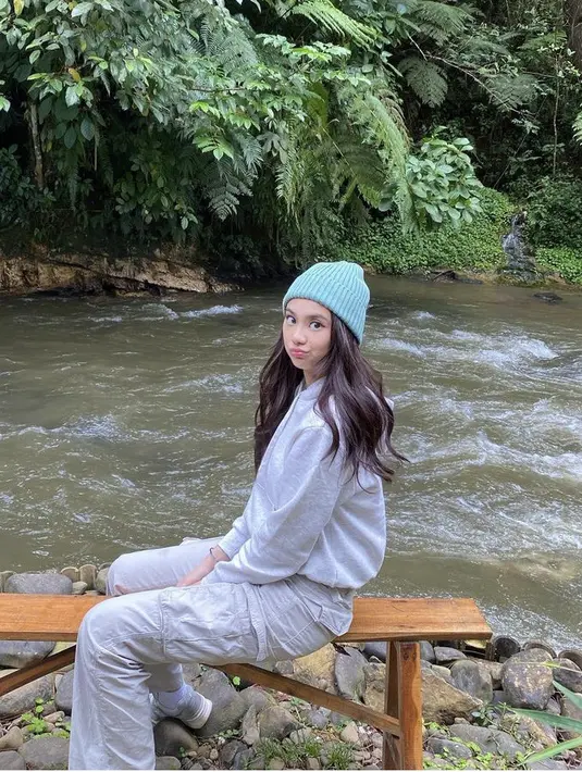 Tak hanya tampil terbuka, Gege juga tampil mengenakan atasan sweater abu-abu dipadukan celana cargo panjang dan benie warna mintnya. Credit: @gegeelisa94