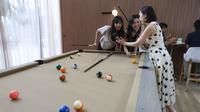 Ruang dirancang bukan hanya untuk bermain, tetapi juga sebagai tempat berkumpul dan berinteraksi bersama keluarga. Tampak dalam foto, pengunjung menikmati permainan biliar di Gowada Billiard, di Jalan Thamrin Boulevard Pantai Indah Kapuk 2 (PIK 2), Kabupaten Tangerang, Banten, pada Rabu (11/2/2026). (Kapanlagi.com/Budy Santoso)
