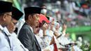 Presiden Joko Widodo atau Jokowi saat menghadiri acara puncak satu abad Nahdlatul Ulama (NU) di Sidoarjo, Jawa Timur, Selasa (7/2/2023). Jokowi menilai NU sebagai organisasi Islam terbesar di dunia layak berkontribusi untuk masyarakat internasional. (Biro Pers Istana Kepresidenan/Agus Suparto)