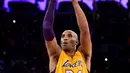 Meskipun Kobe Bryant telah usai melewati tiap musim pertandingan sepanjang kariernya, namun Kobe Bryant berhasil memenangkan pertandingan dengan Utah Jazz dengan skor 101-96.  (AFP/Bintang.com)  