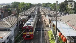 Kereta commuter line melintas di kawasan Lenteng Agung, Jakarta Selatan, Sabtu (5/10/2019). Pemprov DKI Jakarta akan menata kawasan Lenteng Agung dan Tebet terutama di bantaran rel agar tidak terkesan kumuh. (Liputan6.com/Immanuel Antonius)