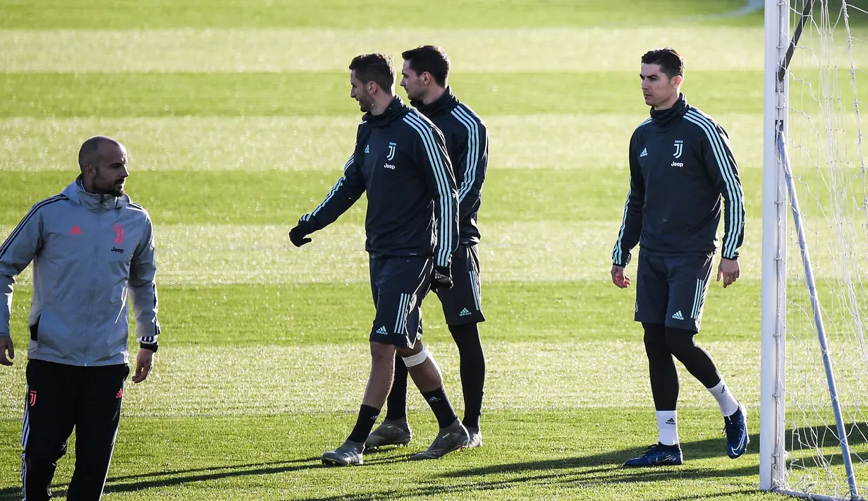 Penyerang Juventus, Cristiano Ronaldo (kanan) bersama rekan-rekannya mengikuti sesi latihan tim di Continassa Training Ground di Turin (25/11/2019). Juventus akan bertanding melawan Atletico Madrid pada Grup D Liga Champions di Allianz Stadium. (AFP/Marco Bertorello)