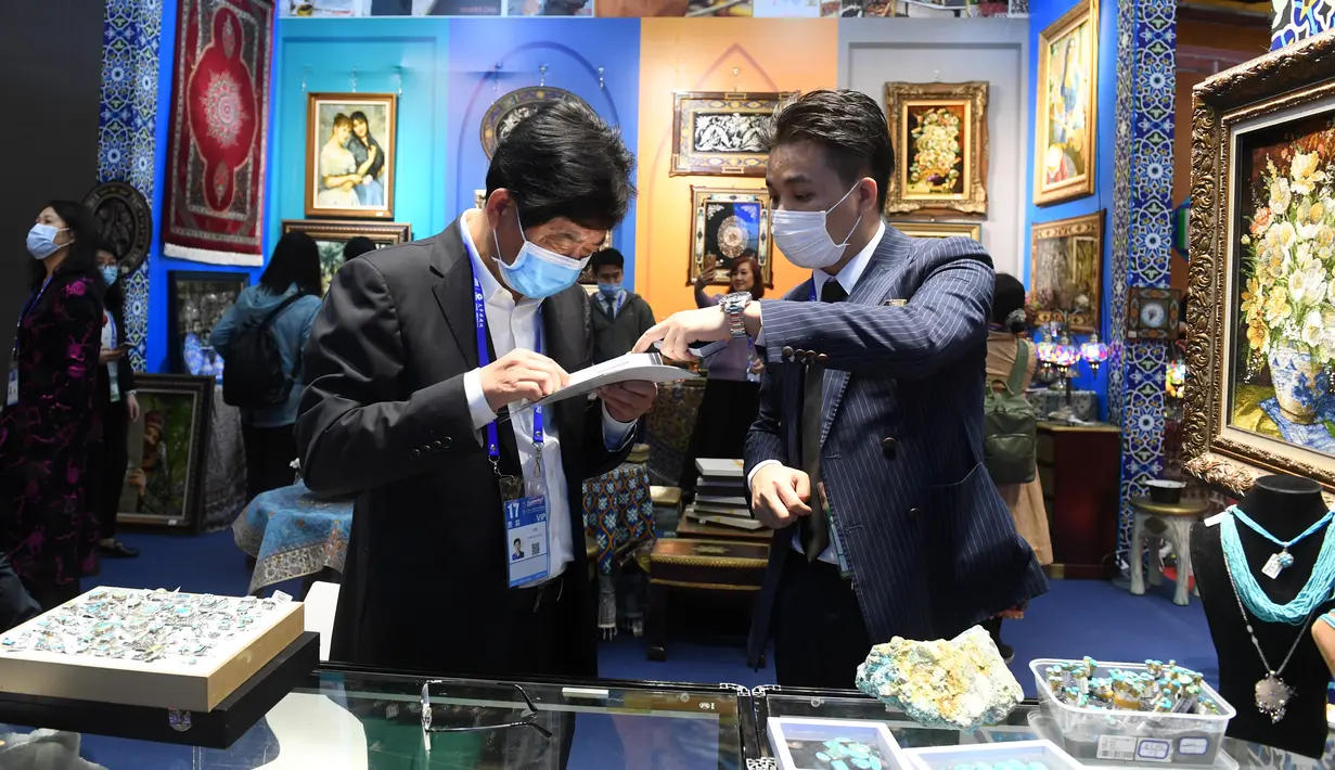 Pengunjung berbelanja di area ekshibisi Sabuk dan Jalur Sutra di China-ASEAN Expo ke-17, Nanning International Convention and Exhibition Center, Guangxi, China, 27 November 2020. Acara menyoroti kerja sama ekonomi digital yang berkembang pesat dan implementasi pakta perdagangan. (Xinhua/Lu Boan)