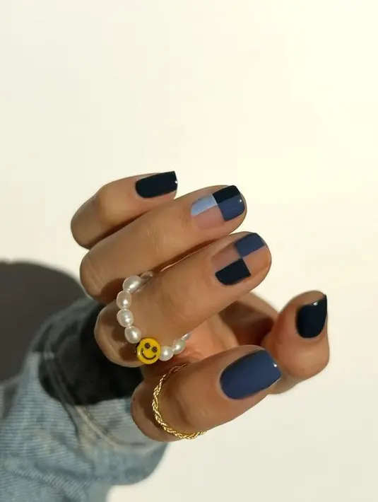 Desain edgy dengan motif papan catur bisa jadi inspirasi gaya kuku yang menggemaskan.