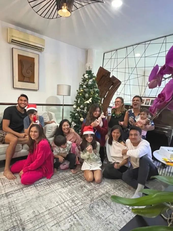 Gaya Wulan Guritno Rayakan Natal Bersama Keluarga dan Pacar, Cantik dengan Outfit Serba Pink