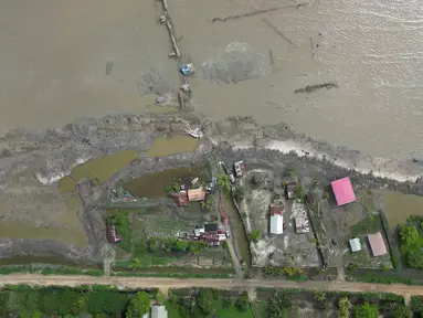 Foto udara yang diambil pada 23 Mei 2025 memperlihatkan kondisi pantai resor Weg naar Zee, Paramaribo, Suriname. (Juan BARRETO/AFP)