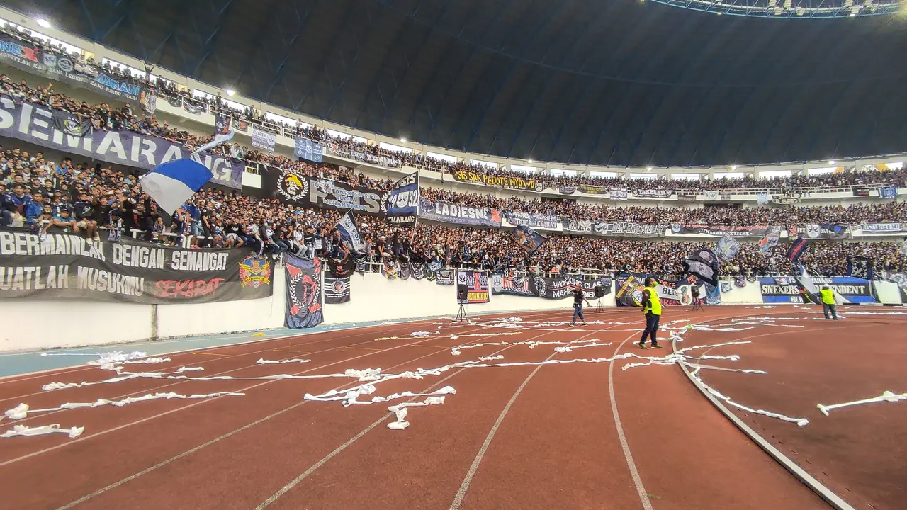 Suporter PSIS di Stadion Jatidiri