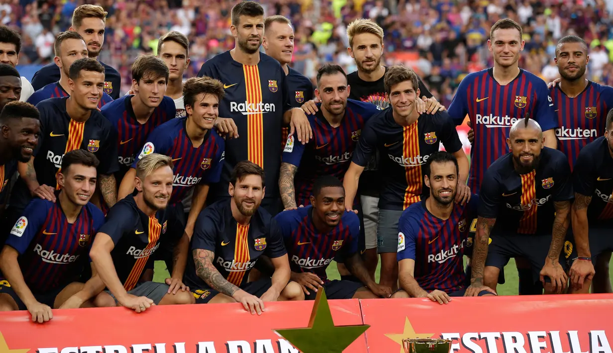 Pemain Barcelona berpose dengan Piala Joan Gamper saat berselebrasi di stadion Camp Nou, Spanyol (15/8). Barcelona menang telak 3-0 atas Boca Juniors. (AP Photo/Manu Fernandez)