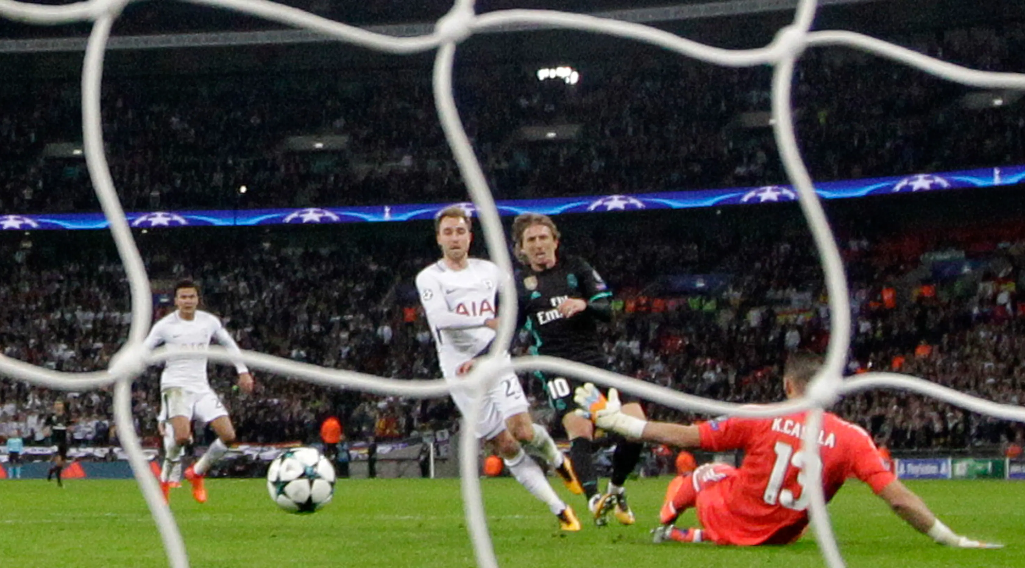 Pemain Tottenham Hotspur, Christian Eriksen mencetak gol ke gawang Real Madrid pada pertandingan Grup H Liga Champions di Stadion Wembley, Rabu (1/11/2017). (AP/Matt Dunham)