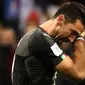 Kiper Juventus, Gianluigi Buffon menangis setelah timnya tersingkir dari Piala Dunia 2018 usai bertanding melawan Swedia pada leg kedua babak playoff di San Siro, Milan (13/11). Usai pertandingan Buffon pensiun dari timnas Italia. (AP Photo/Luca Bruno)