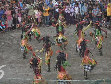 Sejumlah penari dari komunitas Lima Gunung unjuk kebolehan saat acara Festival Lima Gunung di lereng Gunung Merapi, Desa Klogowanan, Magelang, (21/7). (Liputan6.com/Gholib)