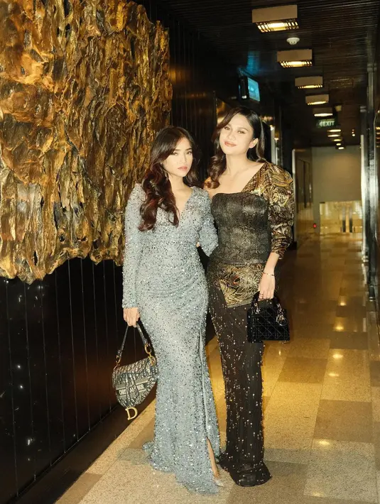 <p>Duo bestie Fuji dan Azizah Salsha tampaknya makin lengket. Di momen terbaru, Fuji dan Azizah Salsha sama-sama menghadiri acara Shopee. Penampilan keduanya di acara ini sontak mengundang perhatian. [Foto: Instagram/fuji_an]</p>
