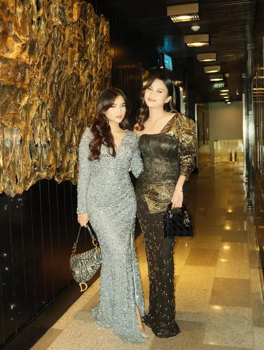 <p>Duo bestie Fuji dan Azizah Salsha tampaknya makin lengket. Di momen terbaru, Fuji dan Azizah Salsha sama-sama menghadiri acara Shopee. Penampilan keduanya di acara ini sontak mengundang perhatian. [Foto: Instagram/fuji_an]</p>