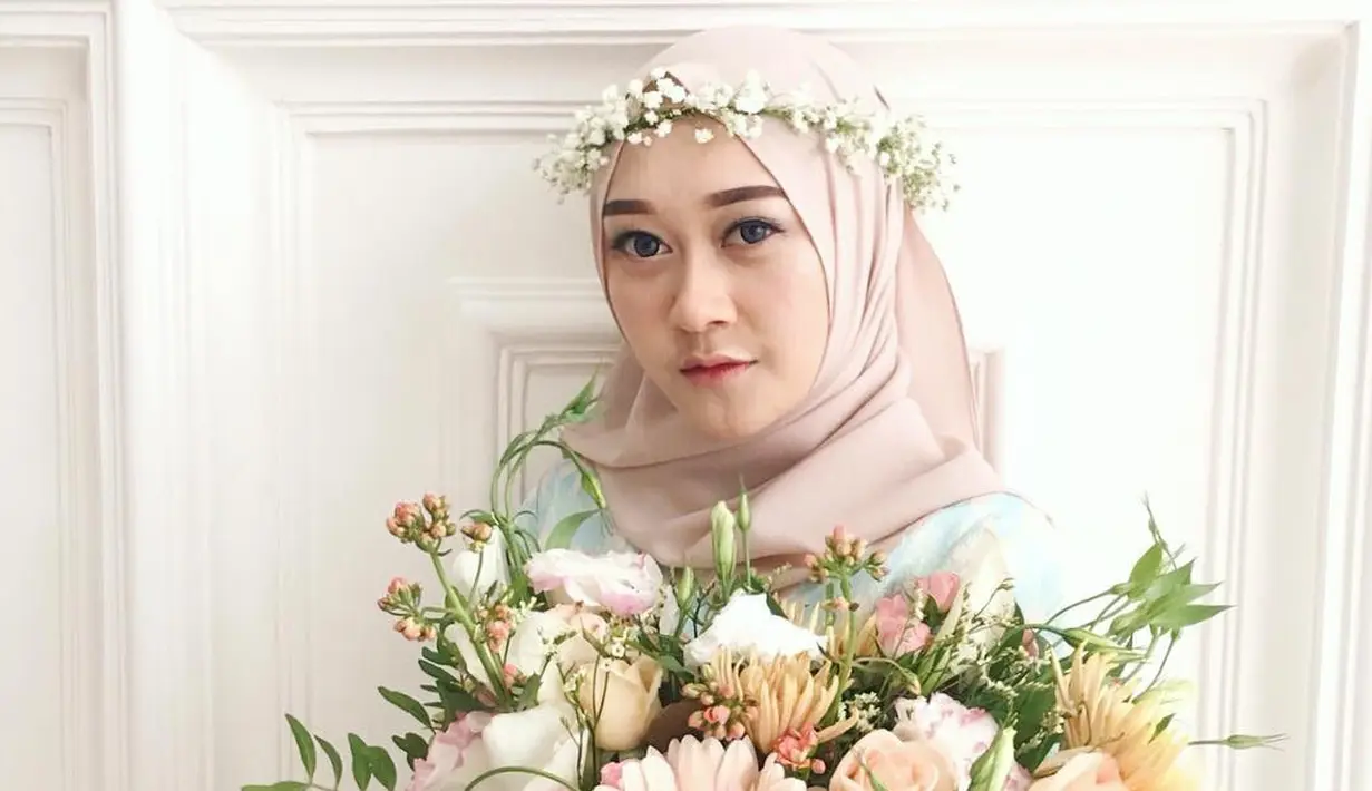 Ingat dengan sosok perempuan cantik bernama Ellen? Ya, dulunya Ellen ini adalah salah satu anggota girlband Cherrybelle. Namun kini, penampilannya sudah berubah dan mantap mengenakan hijab. (Instagram/ellennitaa)