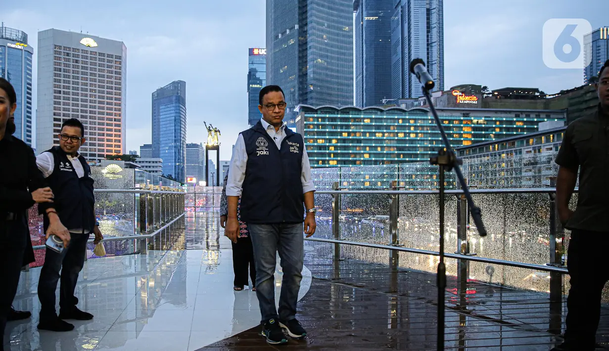 Gubernur DKI Jakarta Anies Baswedan bersiap memberikan keterangan saat meresmikan Halte TransJakarta Bundaran HI, Jakarta, Sabtu (15/10/2022). "Pada hari ini Sabtu, 15 Oktober, Halte Transjakarta secara resmi dinyatakan digunakan," kata Anies Baswedan di lokasi, Sabtu, 15 Oktober 2022. (Liputan6.com/Faizal Fanani)
