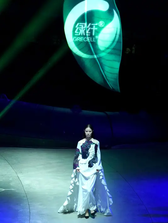 Seorang model memperagakan kreasi busana rancangan Zhang Zhaoda dan putrinya, Zhang Kaihui, dalam pembukaan Beijing Fashion Week di Beijing, ibu kota China (15/9/2020). (Xinhua/Chen Jianli)