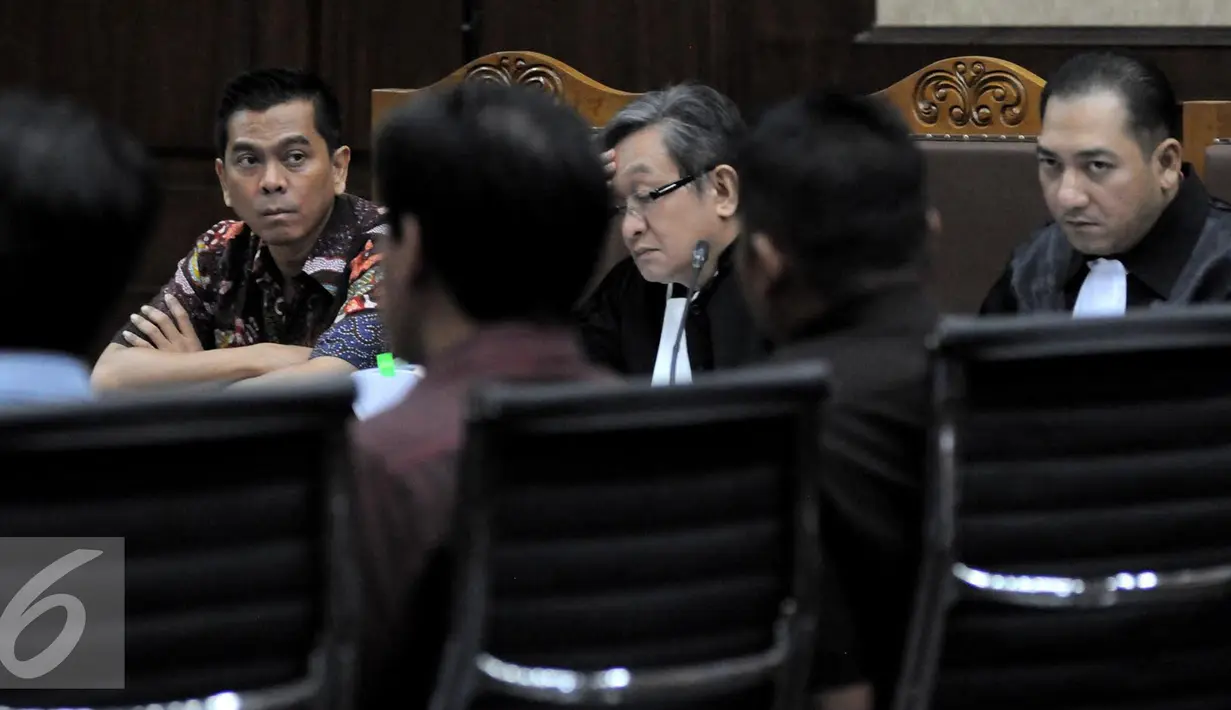 Mantan Anggota DPRD DKI Jakarta, Mohamad Sanusi menyimak keterangan sejumlah saksi saat menghadiri sidang lanjutan terkait dugaan suap reklamasi di Pengadilan Tipikor, Jakarta, Senin (26/9). (Liputan6.com/Helmi Afandi)