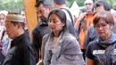 Almahrumah kemudian dimakamkan di Tempat Pemakaman Umum (TPU) Kampung Kandang, Ciganjur, Jakarta Selatan, pada Minggu (24/3/2018) sekira pukul 10.00 WIB. (Deki Prayoga/Bintang.com)
