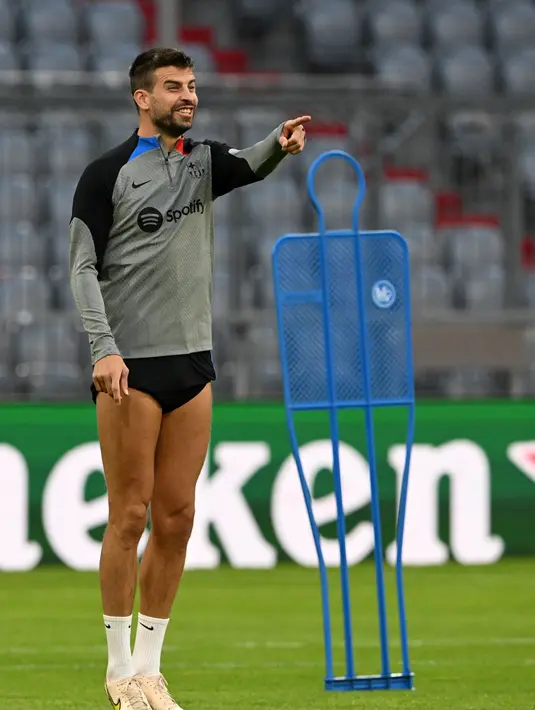 Bek Barcelona, Gerard Pigue melakukan pemanasan saat mengikuti sesi latihan tim di Munich, Jerman selatan (12/9/2022). Barcelona akan bertanding melawan Bayern Munchen pada Grup C Liga Champions di Stadion Allianz Arena, pada Rabu (14/9/2022) dini hari WIB. (AFP/Christof Stache)