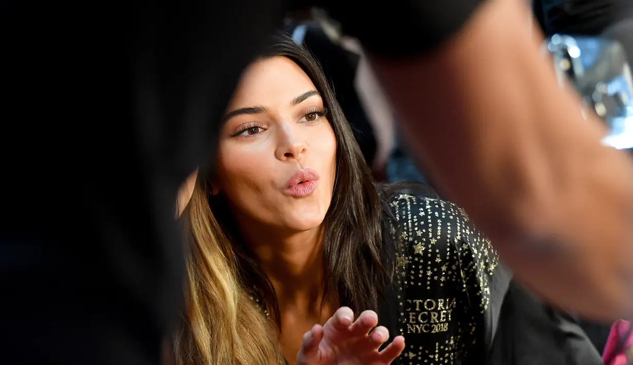Model Kendall Jenner saat berada di belakang panggung Victoria's Secret Fashion Show 2018 di Pier 94 di New York, AS (8/11).  (AFP Photo/Getty Images/Dia Dipasupil)