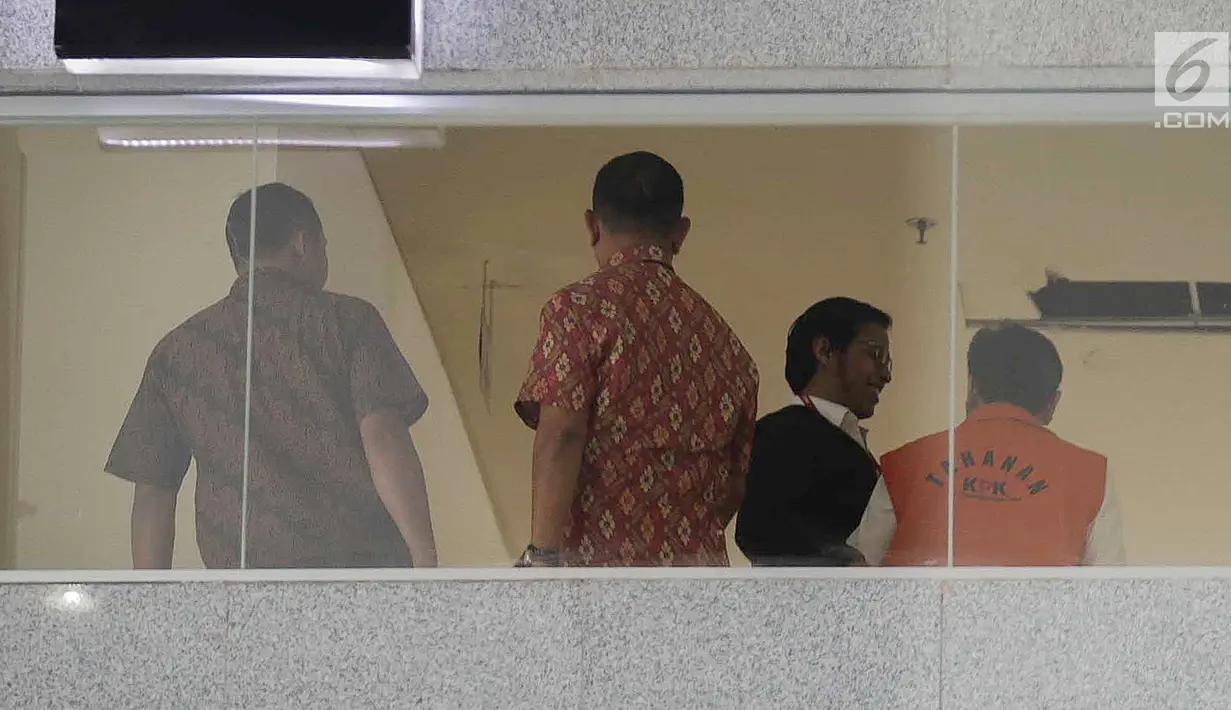 Terdakwa kasus korupsi e-KTP Setya Novanto, saat bertemu dengan putra sulungnya, Rheza Herwindo di gedung KPK, Jakarta, Jumat (22/12). Rheza akan diperiksa sebagai saksi untuk tersangka Dirut PT Quadra Solution. (Liputan6.com/Faizal Fanani)