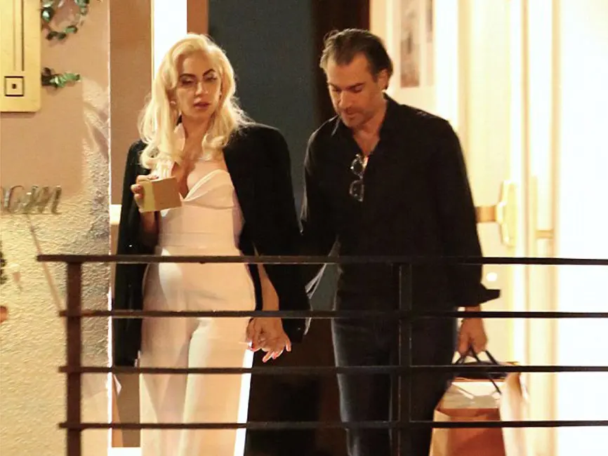 Kabar bahagia datang dari penyanyi fenomenal Lady Gaga. Bersama sang kekasih, Christian Carino, Gaga dikabarkan telah bertunangan. Meskipun jalinan cinta mereka belum lama terbina. (doc.dailymail.com)
