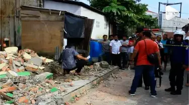 Tembok sebuah sekolah di Pekanbaru, Riau mendadak runtuh. Kejadian ini membuat dua orang tewas dan beberapa lainnya luka-luka.