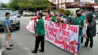 Sejumlah mahasiswa menggelar demo di Pengadilan Tipikor Pekanbaru agar KPK dan majelis hakim mengusut nama-nama yang muncul di sidang Amril Mukminin. (Liputan6.com/M Syukur)