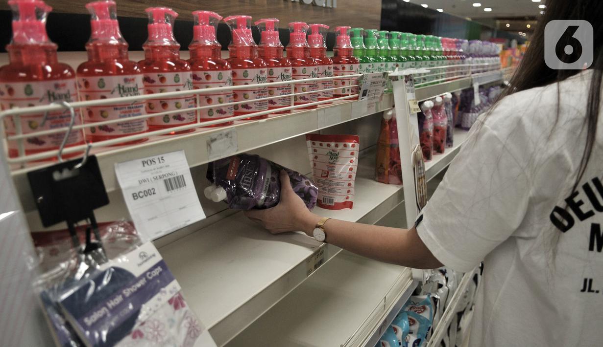 Pengunjung membeli sabun pencuci tangan sebagai alternatif akibat habisnya hand sanitizer di sebuah pusat perbelanjaan di Kelapa Gading, Jakarta, Senin (2/3/2020). Warga berbondong-bondong membeli bahan-bahan pokok setelah dua warga Depok positif terinfeksi virus corona.(merdeka.com/Iqbal S Nugroho)