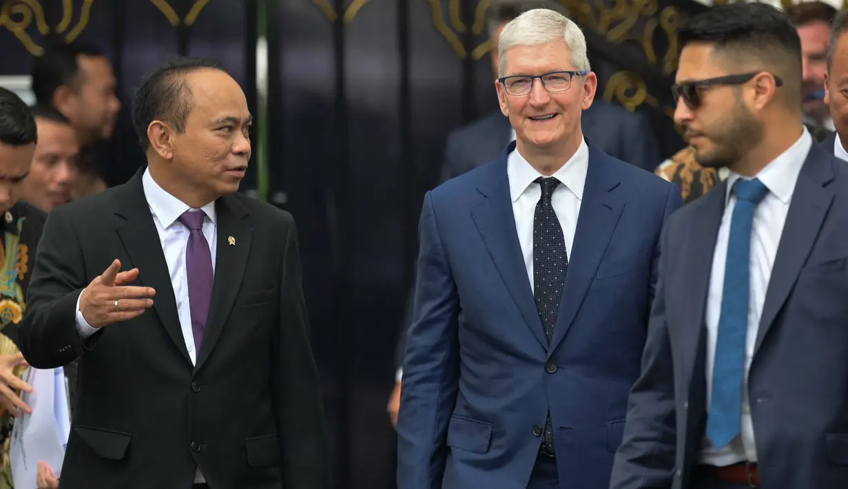 CEO Apple, Tim Cook tiba di Istana Kepresidenan pada sekitar pukul 08.55 WIB. (BAY ISMOYO/AFP)