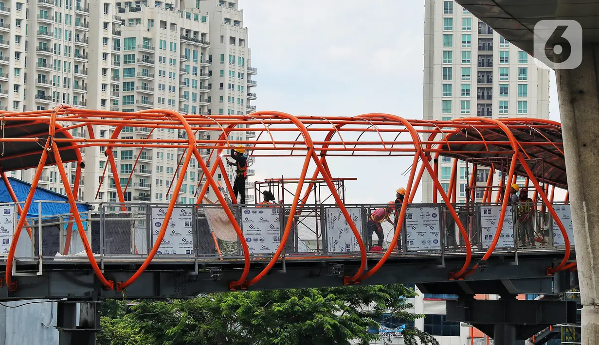 Pekerja menyelesaikan pembangunan jembatan penyeberangan orang (JPO) atau "Skywalk" di kawasan Kebayoran Lama, Jakarta, Sabtu (19/11/2022). Pemprov DKI Jakarta melalui Dinas Bina Marga DKI Jakarta membangun skywalk sepanjang 500 meter dengan desain dan cahaya artistik serta dilengkapi fasilitas lift juga eskalator. (Liputan6.com/Angga Yuniar)