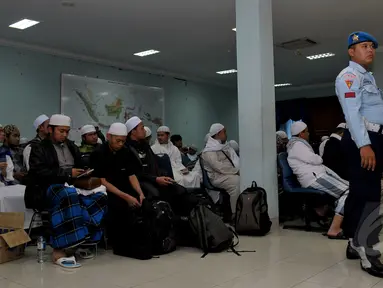Sejumlah WNI yang dievakuasi dari Yaman menunggu bus untuk diberangkatkan ke kampung halamannya masing-masing, di Lanud Halim Perdanakusuma, Jakarta, Senin (13/4/2015).. (Liputan6.com/Yoppy Renato)