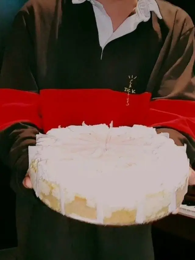 Foto kue dari J-Hope untuk Jungkook, diberikan saat siaran langsung di V-Live. (Foto via Allkpop)