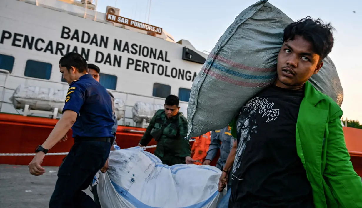 Para relawan memuat bantuan untuk korban banjir bandang di permukiman warga Provinsi Aceh, di Banda Aceh, pada 1 Desember 2025. Pemerintah melalui Badan Nasional Penanggulangan Bencana (BNPB) dan lembaga terkait lainnya, terus mempercepat distribusi bantuan logistik untuk korban bencana banjir dan tanah longsor di Aceh. (Chaideer MAHYUDDIN/AFP)