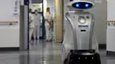 Robot pembersih 'Franzi' membersihkan area pintu masuk rumah sakit di Munich Neuperlach, Jerman selatan pada 12 Februari 2021. Di masa pandemi COVID-19, robot pembersih Franzi telah mempunyai peran baru, yaitu menghibur staf dan pasien di rumah sakit Munich. (Photo by Christof STACHE / AFP)