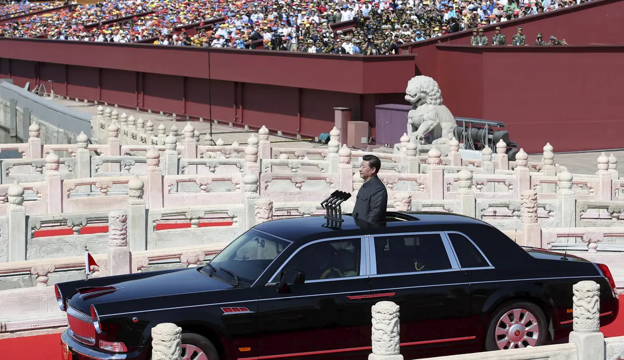 Presiden Xi Jinping saat melakukan pengecekan para tentara sebelum dimulainya parade militer untuk memperingati 70 tahun berakhirnya Perang Dunia II di Beijing, China, Kamis (3/9/2015). (REUTERS/cnsphoto)