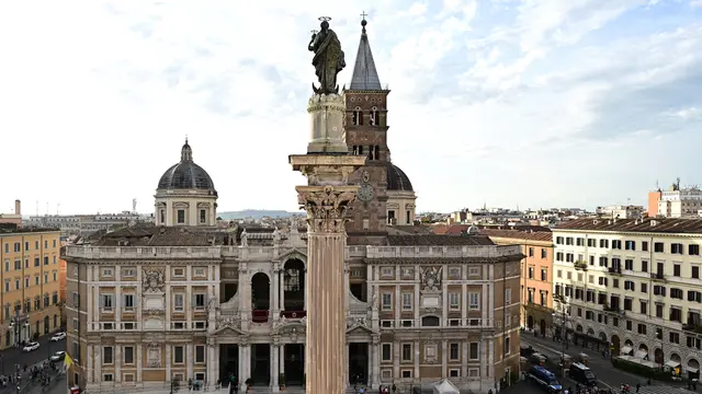 Keinginan Fransiskus untuk menapaki jalan yang berbeda terbukti sampai akhir, dengan keputusannya untuk dimakamkan bukan di Basilika Santo Petrus tetapi di basilika Santa Maria Maggiore di Roma. Tiziana FABI / AFP