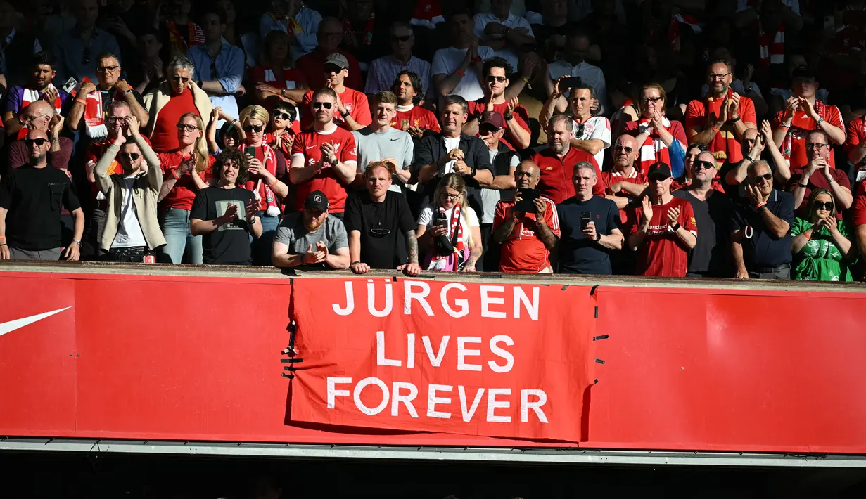 Penggemar Liverpool mengucapkan selamat tinggal kepada pelatih Liverpool Jurgen Klopp setelah laga pekan ke-38 Premier League melawan Wolverhampton Wanderers di Stadion Anfield, Minggu (19/5/2024). (Paul ELLIS / AFP)