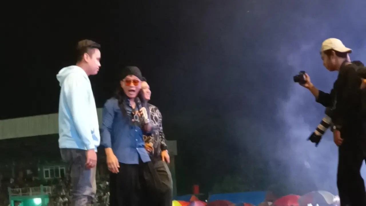 Momen Gus Miftah saat foto bersama Denny Caknan dan Bupati Kendal Dico M Ganinduto di acara bertajuk Konser Indonesia Maju, Ngaji Bareng Gus Miftah dan Denny Caknan di lapangan Kridosono Blora, Jawa Tengah. (Liputan6.com/Ahmad Adirin)