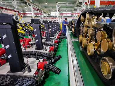 Pekerja melakukan awakutu (debug) pada robot khusus di sebuah bengkel kerja di Zona Pengembangan Industri Teknologi Tinggi Tangshan di Tangshan, Provinsi Hebei, China utara (17/7/2020). (Xinhua/Mu Yu)