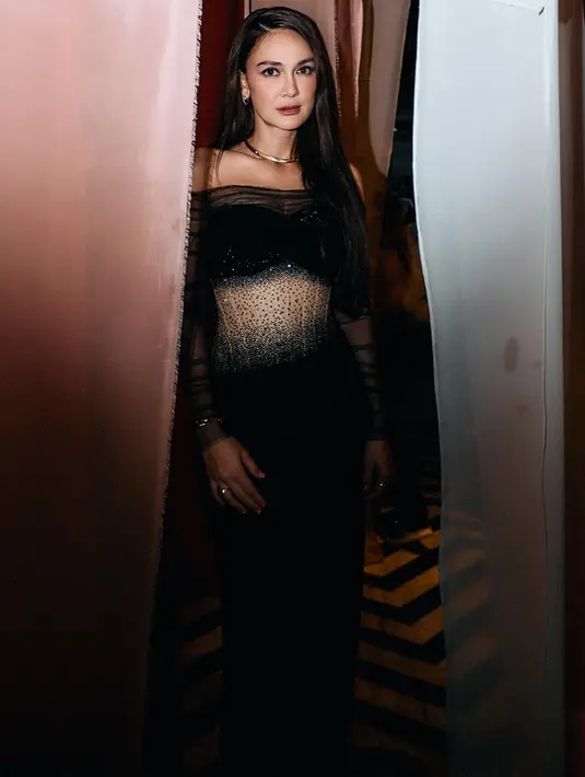 Biasa tampil gaya rambut sebahu yang sleek dan modern, Luna mengejutkan banyak penggemar saat tampil dengan rambut panjang lurus yang menjuntai anggun di kedua bahunya.  [@lunamaya].