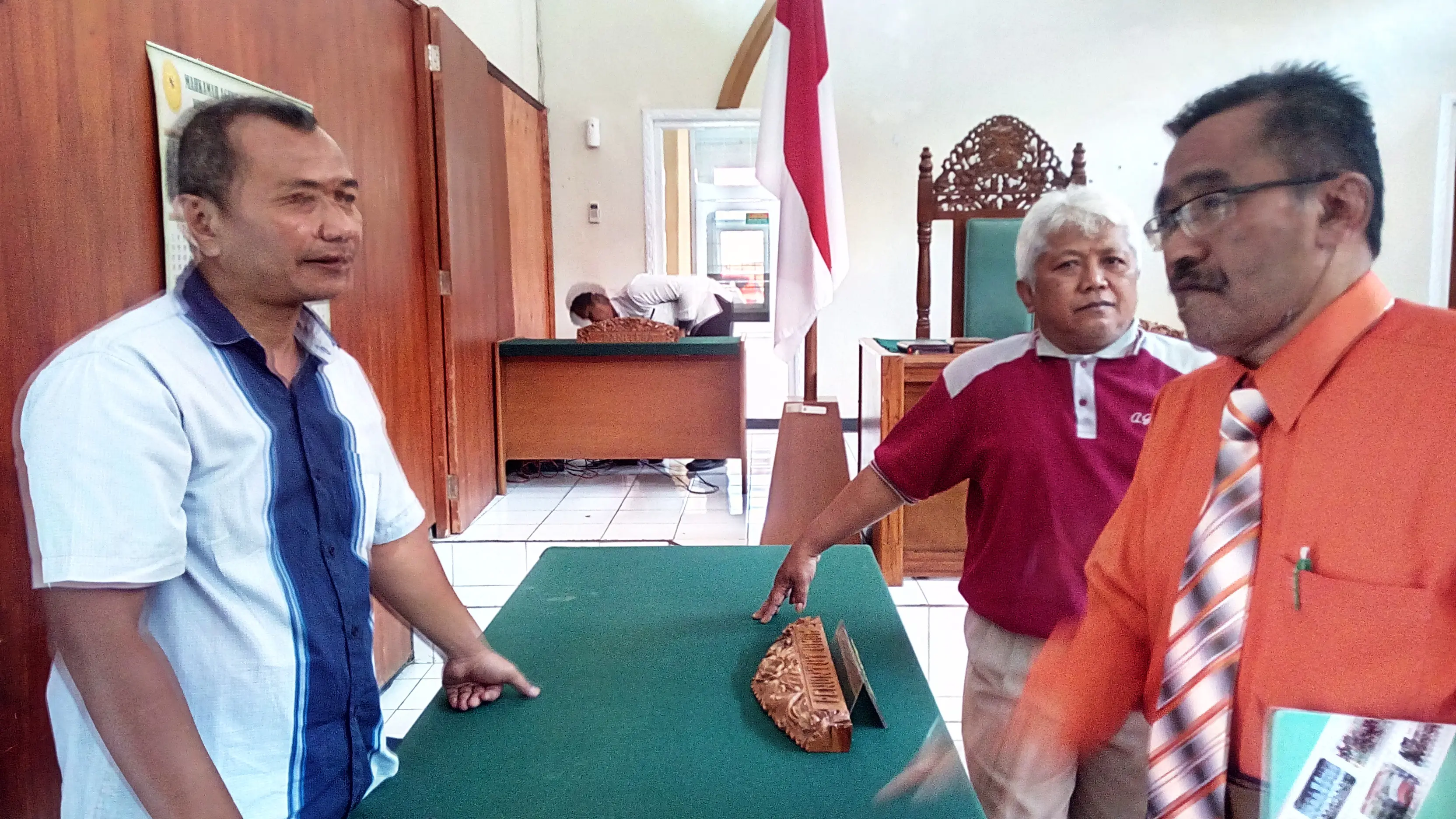 Sidang gugatan balik keluarga Siti Rokayah alias Amih (83), ibu digugat anak kandung Rp 1,8 M, di Pengadilan Negeri Garut, Jawa Barat. (Liputan6.com/Jayadi Supriadin)