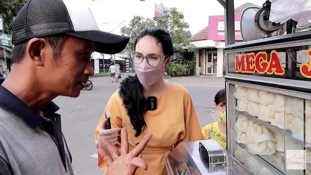 6 Potret Arumi Bachsin Ngabuburit Bareng Anak, Borong Takjil Pinggir Jalan