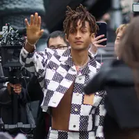 Christian Louboutin, rumah mode legendaris asal Prancis yang identik dengan sol merah, resmi menunjuk Jaden Smith sebagai men’s creative director pertamanya. [@fivmagazine/@mahiphotography].